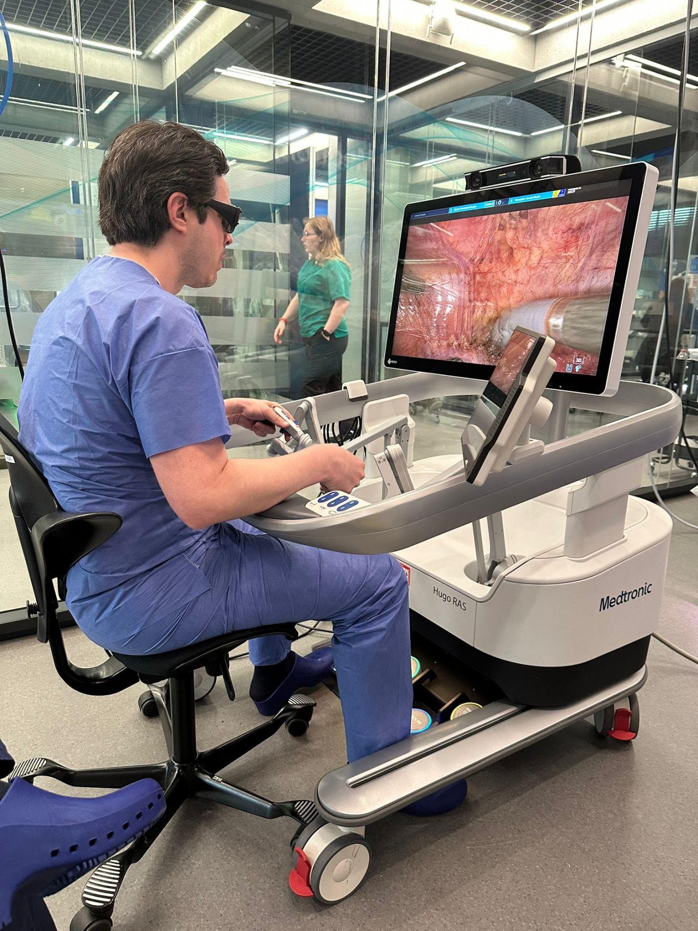 El Dr. Nervo en la consola del robot quirúrgico