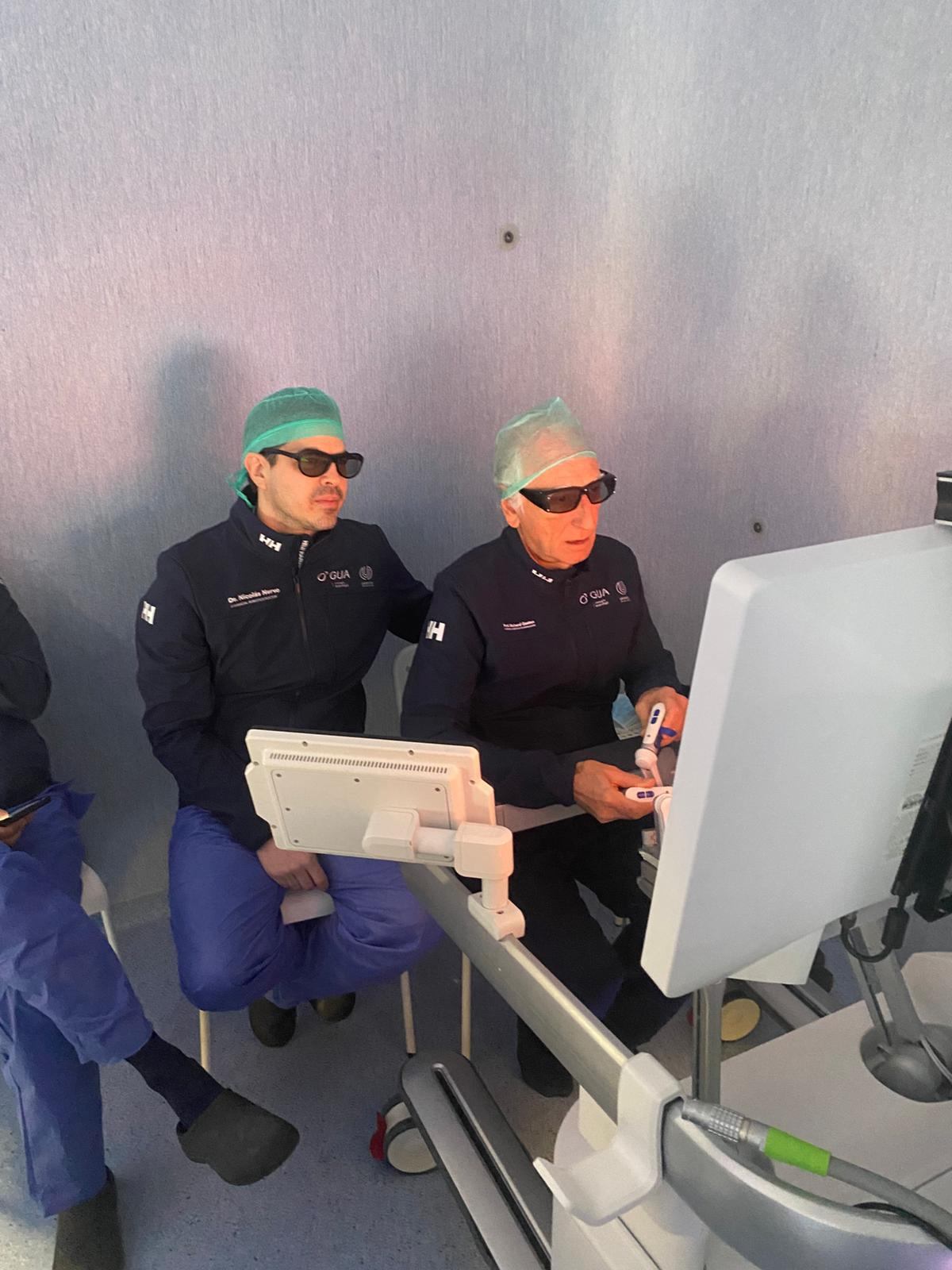El Dr. Nervo junto al Prof. Richard Gaston en la consola robótica
