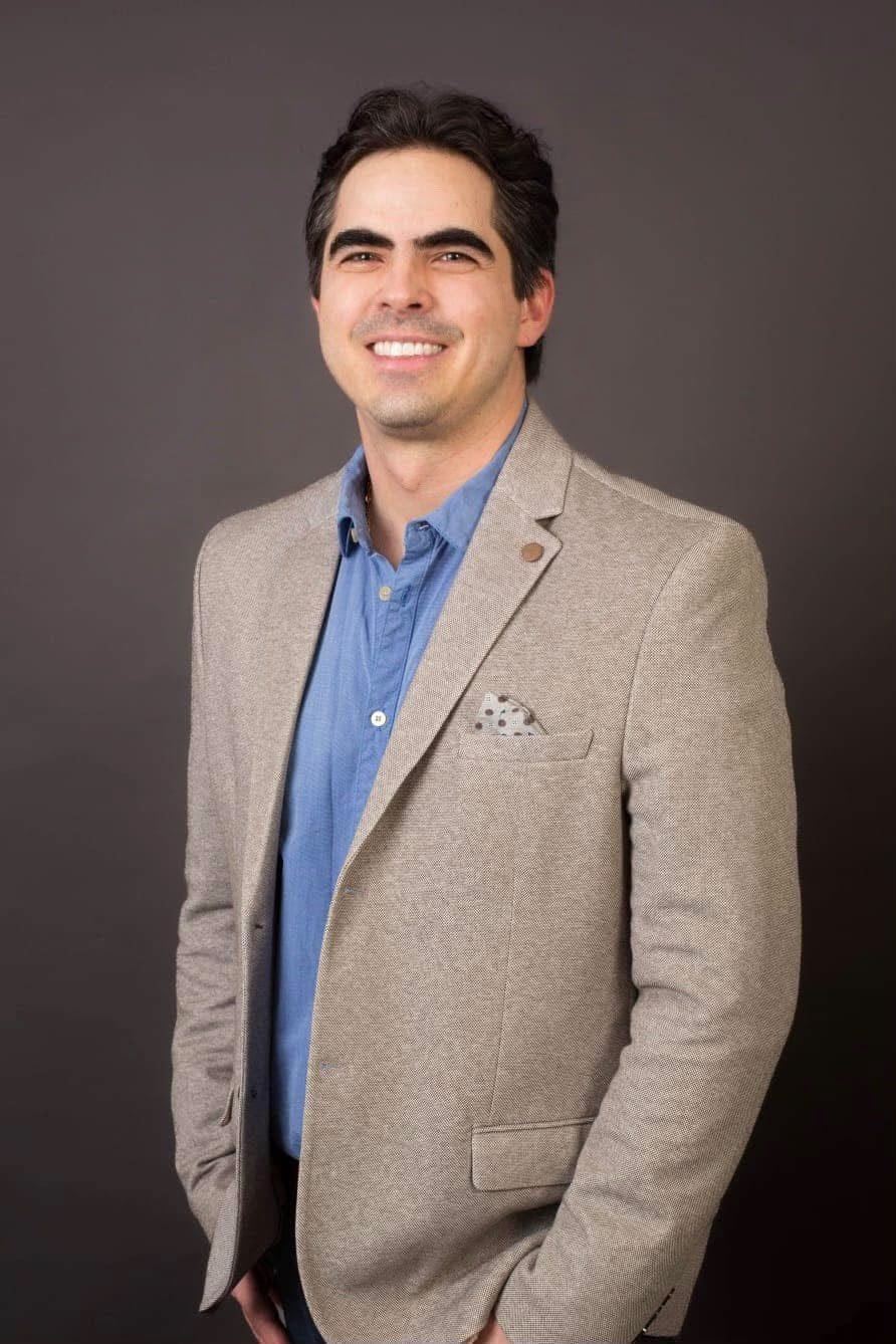 Retrato del Dr. Nicolás Nervo con americana gris y camisa azul