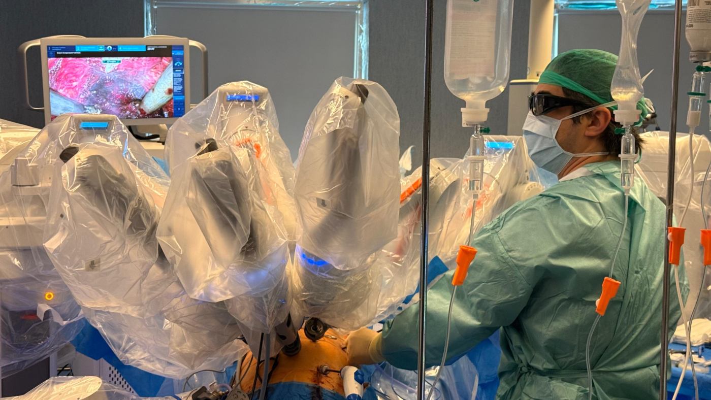El Dr. Nervo junto a los brazos del robot quirúrgico durante una intervención